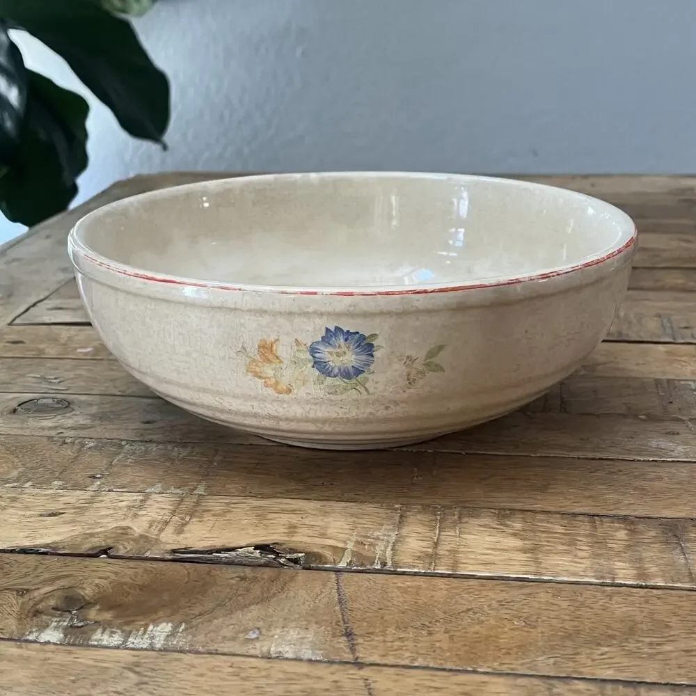 Universal Potteries this vintage